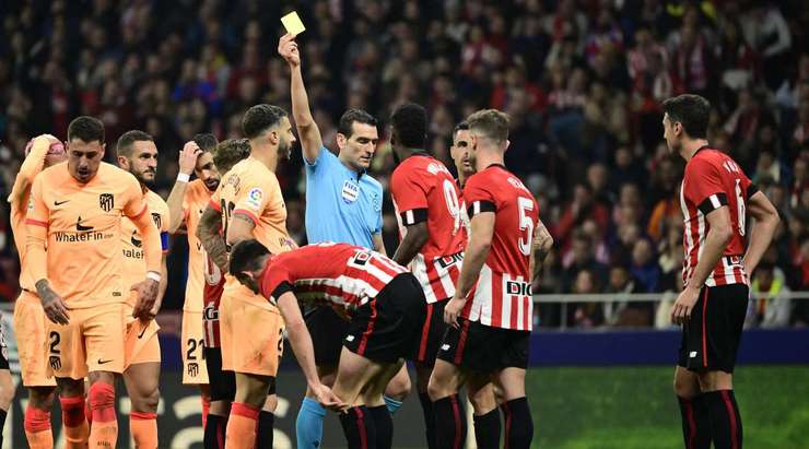Trận đấu bị gián đoạn vì một chiếc thẻ vàng đang được rút ra cho Dani Vivian (Ath Bilbao).