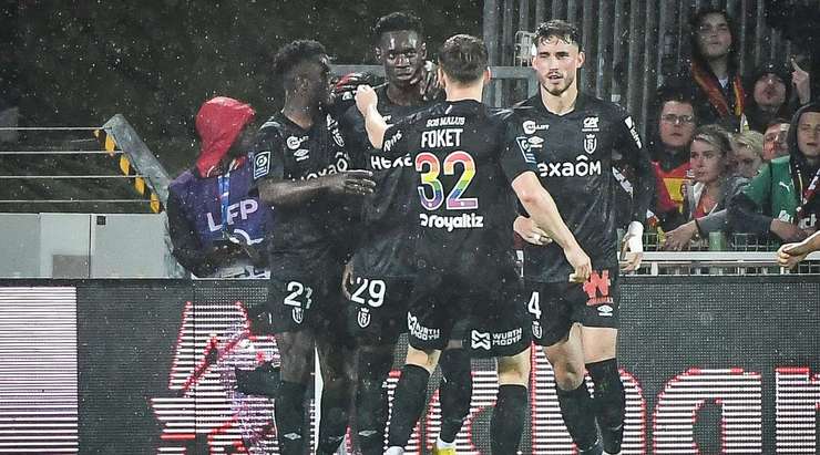 Vào! Folarin Balogun (Reims) sút bóng vào góc thấp bên trái khung thành, vượt qua tầm với của Brice Samba dù thủ môn đã đổ người hết cỡ.