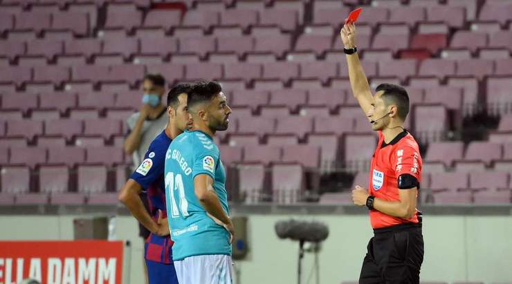 Trọng tài Jose Sanchez đã có quyết định cuối cùng sau khi xem xét lại tình huống vừa rồi qua hệ thống VAR, và đó là một chiếc THẺ ĐỎ dành cho Enric (Osasuna).