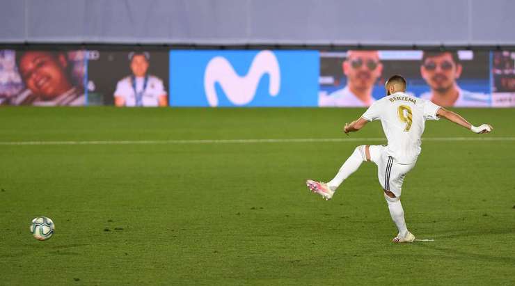 Vào! Karim Benzema (Real Madrid) sút bóng vào góc thấp bên trái khung thành, vượt qua tầm với của Sergio Asenjo dù thủ môn đã đổ người hết cỡ.