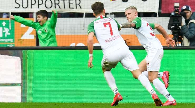 Vào! Iago thực hiện một quả tạt vào vòng cấm và kiến tạo thành công cho Philipp Max (Augsburg), người đã đón bóng và dứt điểm chìm gọn gàng vào ngay giữa mành lưới. Tỉ số đã được nâng lên 1:0.