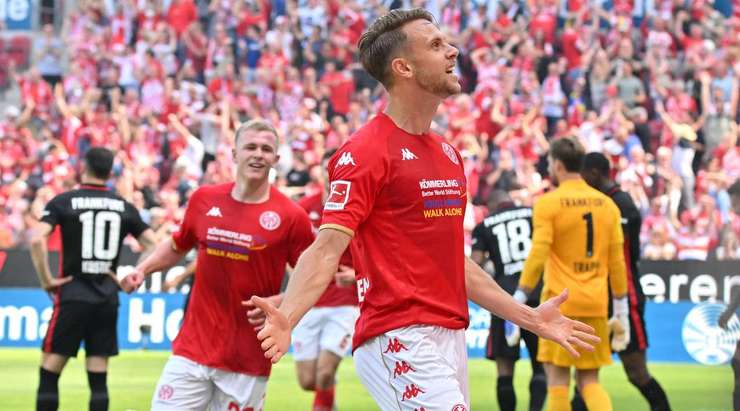 Vào! Marcus Ingvartsen (Mainz) đã có mặt đúng lúc đúng chỗ để lấy bóng bật ra trong vòng cấm, và anh ấy sút bóng vào nóc lưới. Tỉ số là 1:0.