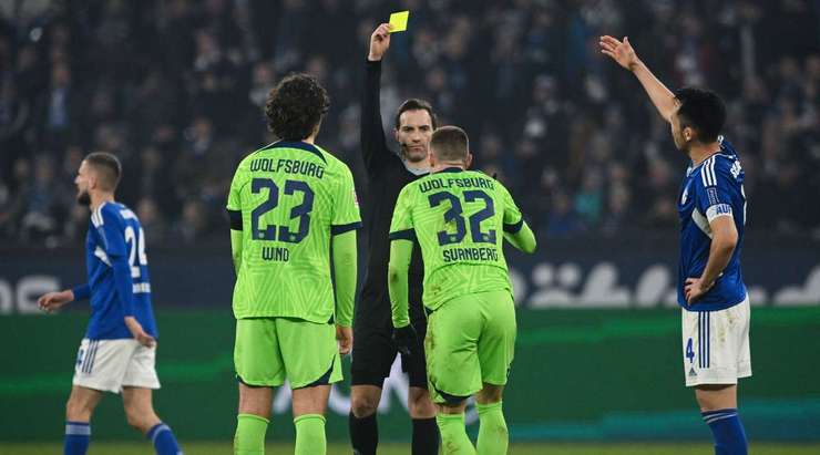 Một chiếc thẻ vàng xứng đáng. Cú tắc bóng của Mattias Svanberg (Wolfsburg) là khá thô bạo và trọng tài Benjamin Brand đã không do dự rút ra một chiếc thẻ vàng cho anh ấy.