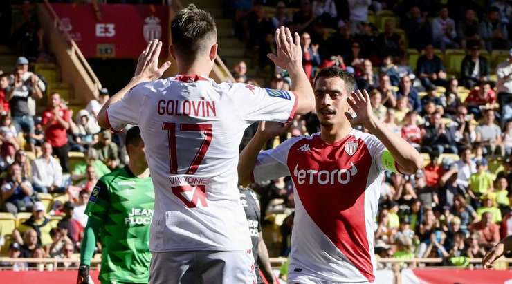Vào! Wissam Ben Yedder Aleksandr Golovin (Monaco), người cho thấy quyết tâm tuyệt vời để đón bóng trước một vài hậu vệ và từ trong vòng cấm tung đưa nó vào góc phải phía dưới 2:0.