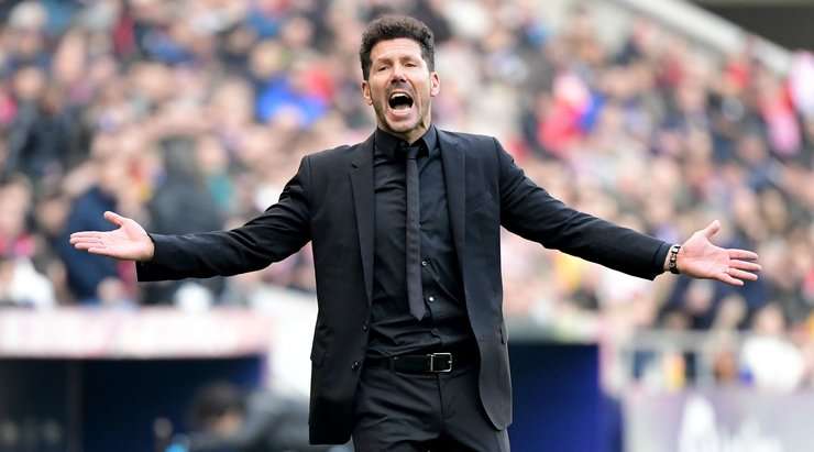 HLV Diego Simeone có vẻ như đã nói quá nhiều và trọng tài Antonio Mateu Lahoz vừa tiến lại gần để rút cho ông một tấm thẻ vàng.