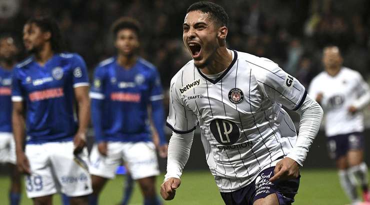 Vào! Branco van den Boomen nhận trách nhiệm thực hiện quả phạt góc và anh kiến tạo cho Fares Chaibi (Toulouse). Cầu thủ này có cú sút cận thành chuẩn xác vào góc thấp bên phải cầu môn. Tỉ số là 2:1.