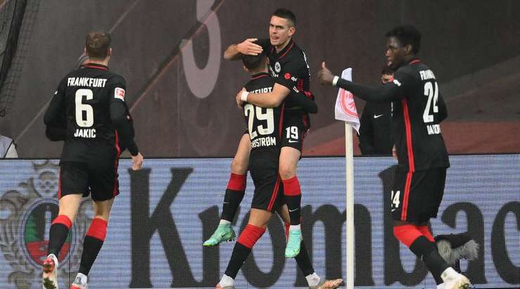 Vào! Djibril Sow nạp đạn cho Jesper Lindstrom (Eintracht Frankfurt) ở một vị trí bên trong vòng cấm, và cầu thủ này đã giữ được cái đầu lạnh để sút bóng vào góc thấp bên trái khung thành. Tỉ số là 2:2.