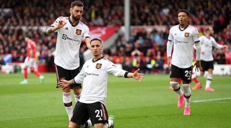 Vào! Antony (Manchester United) vừa có bàn thắng theo một cách không thể dễ dàng hơn: đưa vào lưới trống từ cự ly rất gần sau khi bóng bị bật ra từ thủ môn. Tỉ số là 0:1.