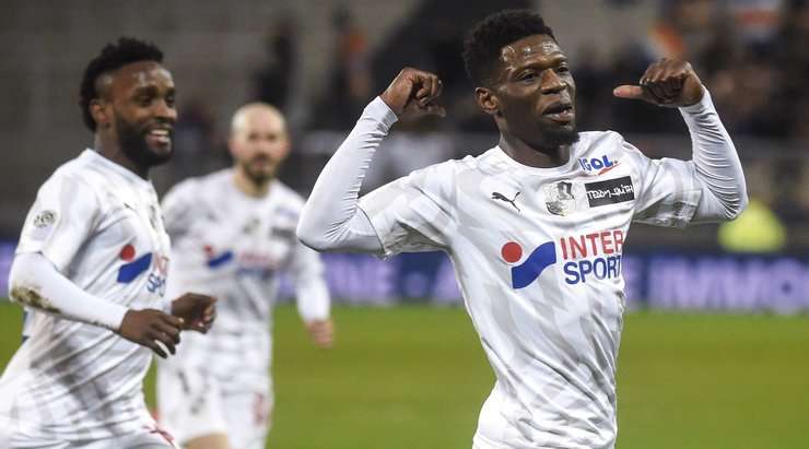 Vào! Bakaye Dibassy (Amiens SC) sút bóng bật ra vào chính giữa khung thành sau khi bóng đến chỗ anh ấy trong vòng cấm. Tỉ số là 1:0.