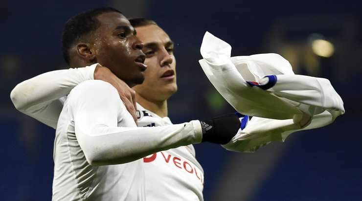 Vàooo! Maxence Caqueret là người kiến tạo với đường chuyền ngắn rất vừa tầm chạy của Jean Lucas (Lyon), và cầu thủ này không phạm sai lầm nào với một cú sút cắm thẳng vào góc thấp bên trái khung thành để nâng tỉ số lên 3:1. Bàn thắng quá đẹp!