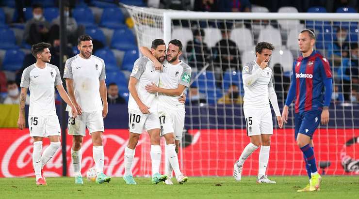 Vào! Antonio Puertas (Granada CF) len lỏi qua các cầu thủ đối phương trước khi tung một cú sút tuyệt diệu từ rìa vòng cấm vào góc thấp bên phải mành lưới. Thủ môn Aitor Fernandez đã không có cơ hội nào để chạm vào quả bóng. Tỉ số là 0:3.