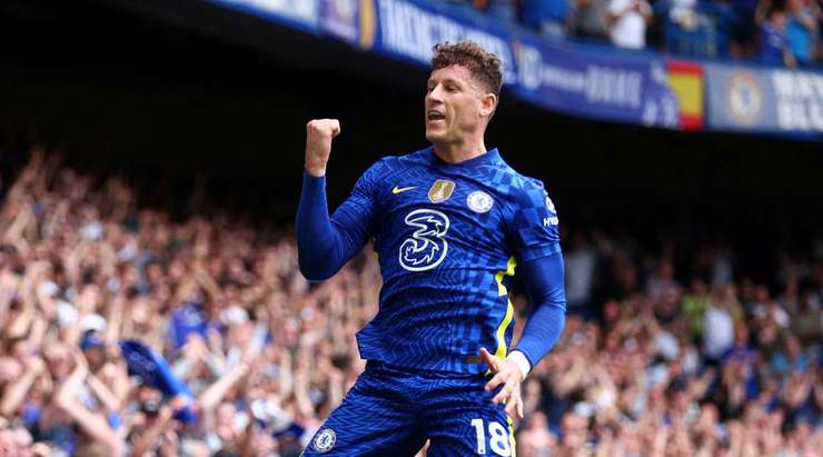 Vào! Ross Barkley (Chelsea) nhận được quả tạt bóng của đồng đội và tìm thấy khoảng trống bên trong vòng cấm để ghi bàn với một cú đánh đầu tuyệt đẹp!