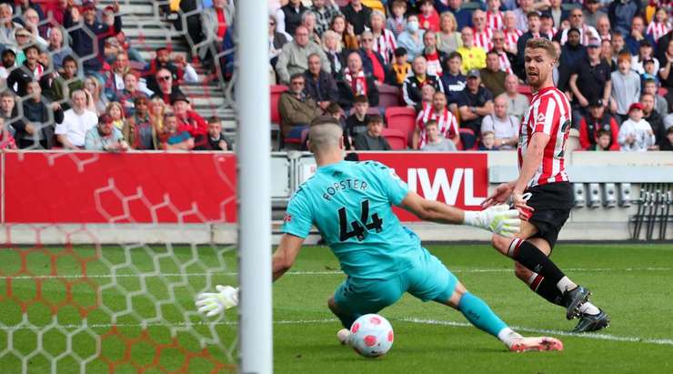 Bóng đã nằm trong lưới sau một pha dứt điểm xuất sắc của Kristoffer Ajer (Brentford)! Christian Norgaard chọc khe rất sắc sảo và tạo điều kiện cho Kristoffer Ajer (Brentford) thoát xuống đối diện khung thành trước khi tung một cú sút chìm, đánh bại thủ môn đối phương. Tỉ số bây giờ là 3:0.