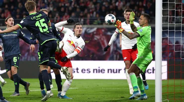 Marcel Sabitzer (RB Leipzig) ghi bàn từ quả phạt góc. Bóng được treo vào vòng cấm đến vị trí của Marcel Sabitzer (RB Leipzig) và anh tung một cú sút uy lực vào phía trong cột dọc bên phải, không cho thủ môn bất kì cơ hội nào.