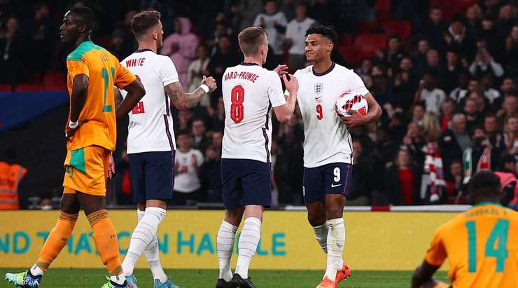 Nó đã đi vào lưới! Raheem Sterling là người cung cấp khi anh ấy chuyền bóng đến Ollie Watkins (Anh) người dễ dàng đánh đầu lái bóng từ cự li gần. Tỉ số à 1:0.