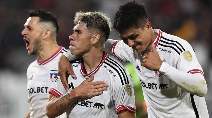 VÀO! Đó là một cú sút phạt đền tuyệt vời của Carlos Palacios (Colo Colo) về phía góc thấp bên trái khung thành, không có một chút cơ hội nào cho thủ môn Orlando Mosquera để cản phá!