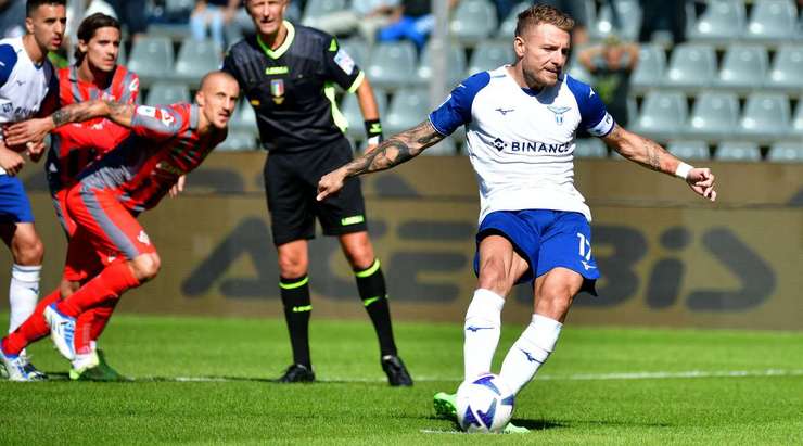 Ciro Immobile (Lazio) chạy đà ngắn và tự tin thực hiện cú sút phạt đền gọn gàng vào góc thấp bên phải.