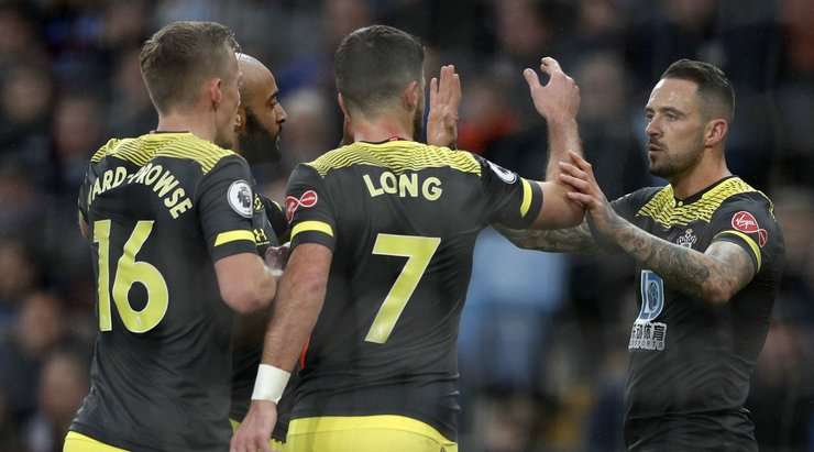 Vào! Danny Ings (Southampton) đã có mặt đúng lúc đúng chỗ để chộp lấy bóng bật ra trong vòng cấm, và anh ấy sút bóng thành bàn. Tỉ số là 0:1.