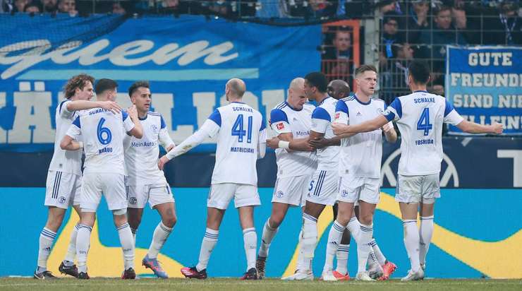 Manuel Riemann (Bochum) ghi một bàn phản lưới nhà! Anh đang phải trải nghiệm cảm giác tệ hại nhất của cuộc đời cầu thủ ngay lúc này.