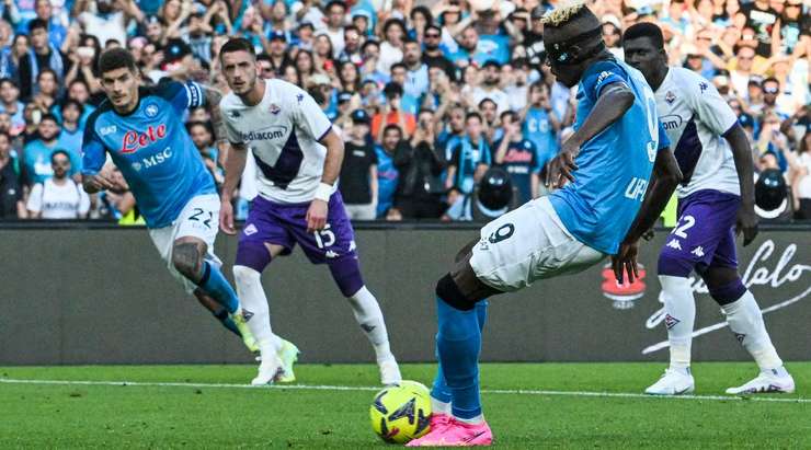 Pietro Terracciano đã đoán hướng của quả phạt đền được thực hiện bởi Victor Osimhen (Napoli). Cầu thủ này sút bóng vào sát cột dọc bên phải, nhưng thủ môn đã đổ người kịp thời để cản phá.