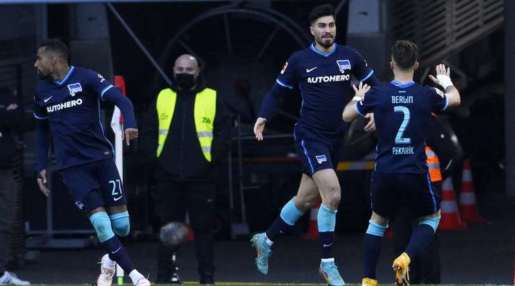 VÀO! Suat Serdar (Hertha Berlin) kết thúc một đợt lên bóng tuyệt vời bằng một bàn thắng giật gót điệu nghệ. Bàn thắng được kiến tạo bởi Marco Richter với một đường chuyền xuất sắc. 0:1.