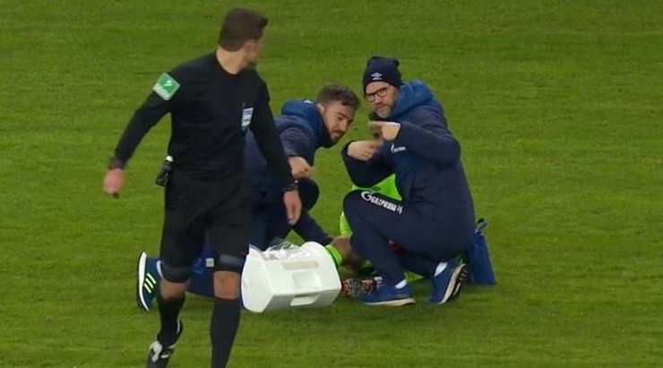 Steven Skrzybski rời sân để nghỉ ngơi sau khi anh bị dính chấn thương. Ahmed Kutucu (Schalke) sẽ là người thế chỗ.