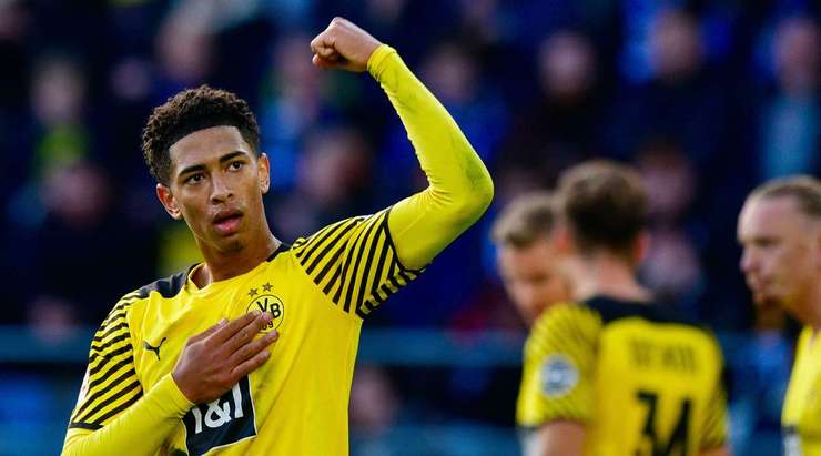 Jude Bellingham (Dortmund) đối mặt với thủ môn sau một nỗ lực rê bóng lắt léo. Anh giữ cái đầu lạnh băng và bình tĩnh sút tung lưới đối phương!
