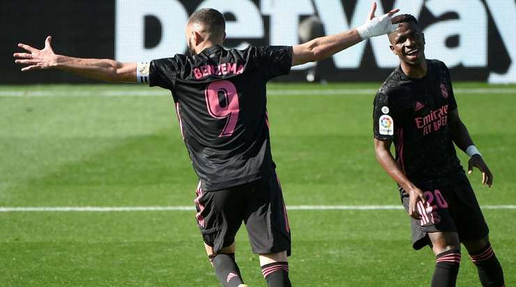 Vào! Karim Benzema (Real Madrid) chớp cơ hội sau một tình huống bóng bật ra trong vòng cấm và đánh bại thủ môn với một cú sút vào góc thấp bên trái. Tỉ số đã được nâng lên: 0:2.