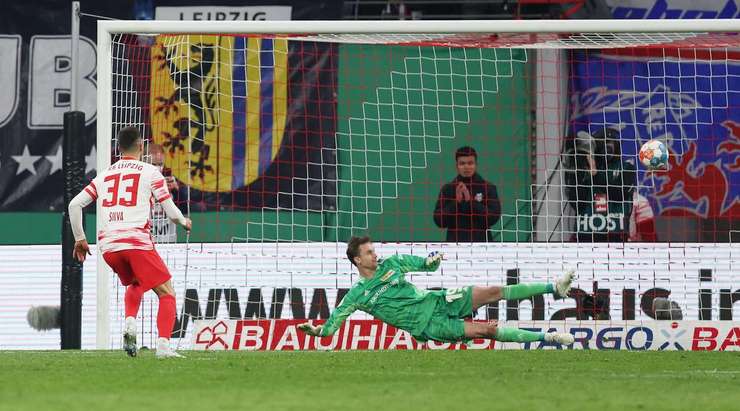 Vào! Andre Silva (RB Leipzig) tinh quái dừng lại một nhịp, chờ cho thủ môn Frederik Ronnow đổ người trước khi bình tĩnh sút tung nóc lưới.