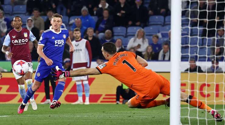 Harvey Barnes (Leicester) có một pha đi bóng độc diễn tuyệt vời và dứt điểm từ trong vòng cấm, đánh bại thủ môn Emiliano Martinez với một cú sút vào góc phải phía dưới. Tỉ số bây giờ là: 1:1.