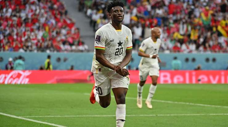 Vào! Bằng một đường chuyền vượt qua cả tầm với của thủ môn, Jordan Ayew dọn cỗ cho Mohammed Kudus (Ghana) ghi một bàn thắng không thể dễ dàng hơn, và cầu thủ này không phạm một sai lầm nào với cú đánh đầu từ cự ly gần vào góc thấp bên phải khung thành trống. Tỉ số là 0:2.