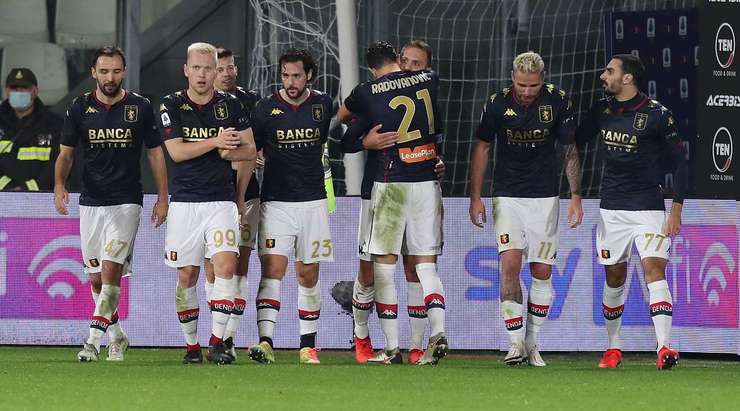 Vào! Domenico Criscito (Genoa) sút bóng lạnh lùng vào góc dưới bên trái khung thành.