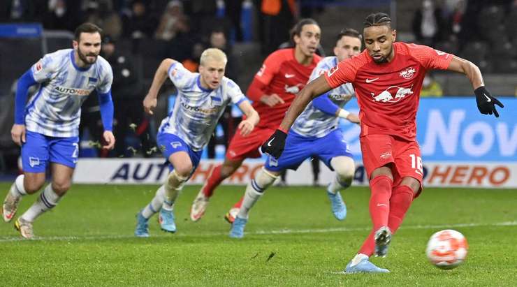 Vào! Christopher Nkunku (RB Leipzig) giành chiến thắng trên chấm phạt đền bằng một cú sút không thể cản phá, vượt qua tầm với của thủ môn Alexander Schwolow vào góc thấp bên trái.