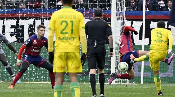 Vàooo! Ludovic Blas là người kiến tạo với đường chuyền ngắn rất vừa tầm chạy của Pedro Chirivella (Nantes), và cầu thủ này không phạm sai lầm nào với một cú sút cắm thẳng vào góc thấp bên phải khung thành để nâng tỉ số lên 1:2. Bàn thắng quá đẹp!