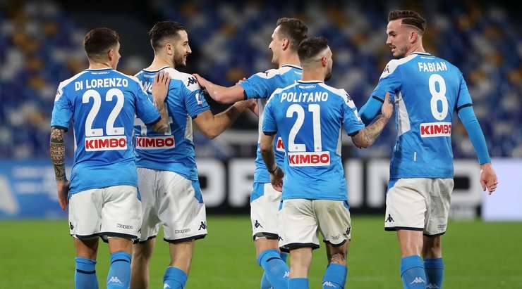 Bóng đã nằm trong lưới! Lorenzo Insigne câu bóng vào vòng cấm từ quả đá phạt, nơi Konstantinos Manolas (Napoli) thoát khỏi người theo kèm và đánh đầu từ rìa vòng 5m50, đưa bóng thẳng vào nóc lưới. Tỉ số bây giờ là 1:0.