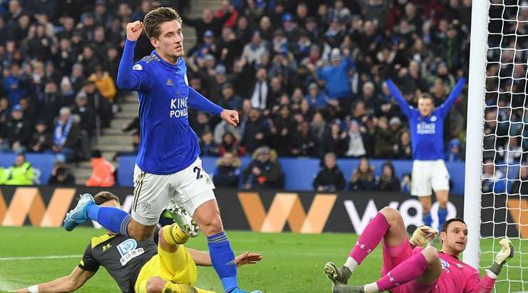 Dennis Praet (Leicester) đối mặt với thủ môn sau một đường chuyền xuất sắc từ Jamie Vardy. Anh ra chân rất nhanh và cú sút của anh đã chuyển hóa thành bàn thắng!
