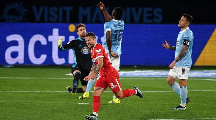 Vào! Sau khi nhận một đường chuyền tốt, Alejandro Gomez (Sevilla) tung một cú sút nhanh vào chính giữa khung thành, nhưng trước sự ngạc nhiên của tất cả mọi người, bóng đi qua vạch vôi. Đây là một ví dụ về việc thủ môn phá team.