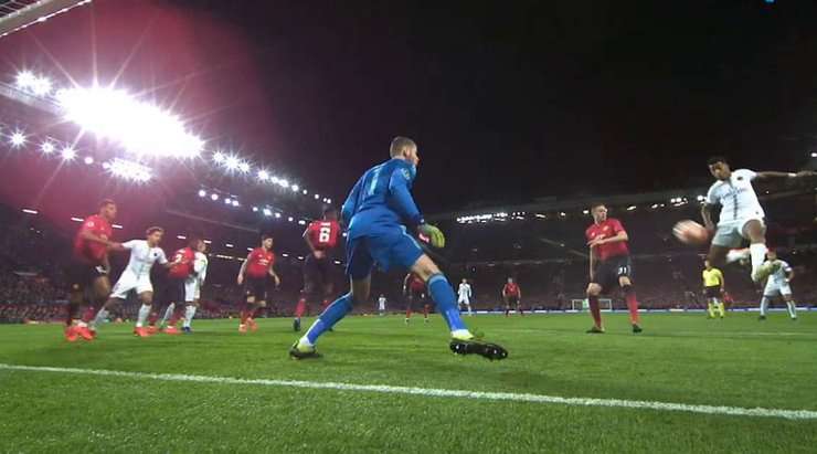 Vào! Angel Di Maria thực hiện một quả tạt rất nguy hiểm từ quả phạt góc trước đó và bóng đi vào khoảng trống nơi Presnel Kimpembe (Paris SG) đang ẩn nấp. Cầu thủ này có một cú sút căng từ cự li gần, đưa bóng đi thẳng vào sát bên dưới xà ngang, nâng tỉ số lên 0:1.