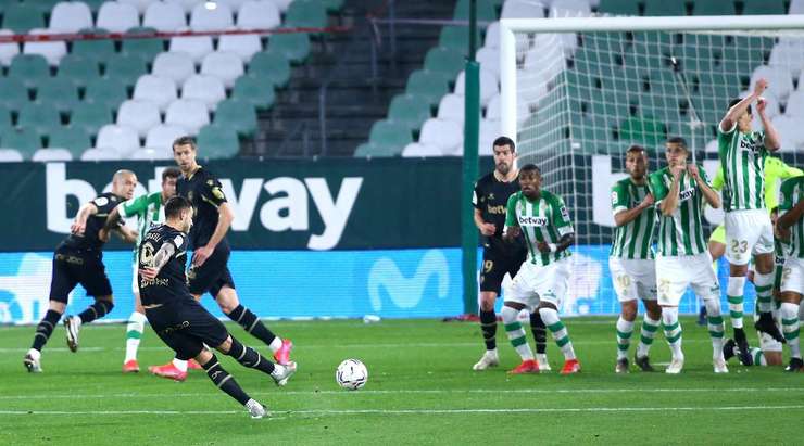 Joselu (Alaves) ghi bàn từ quả đá phạt với một cú sút chìm uy lực đi xuyên qua bên dưới hàng rào phòng ngự vào góc thấp bên phải. Một quả đá phạt rất tinh quái!