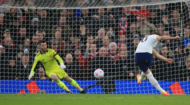 VÀO! Đó là một cú sút phạt đền tuyệt vời của Harry Kane (Tottenham) về phía góc thấp bên trái khung thành, không có một chút cơ hội nào cho thủ môn David de Gea để cản phá!
