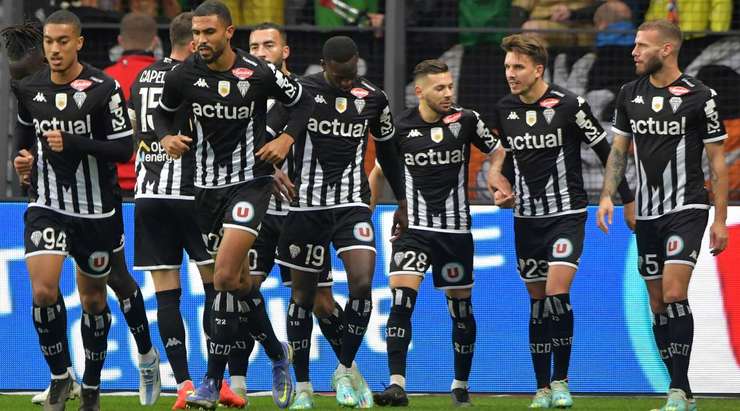 VÀO! Bóng được treo vào từ quả phạt góc và Abdallah Sima (Angers) chạy chỗ rất tốt để tung một cú đánh đầu thẳng vào góc thấp bên trái. Tỉ số của trận đấu đã được nâng lên: 1:0.