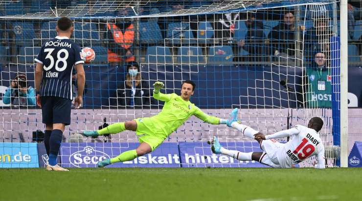 Moussa Diaby (Bayer Leverkusen) không thể dứt điểm trúng khung thành và thất bại trong việc chuyển hóa quả phạt đền.