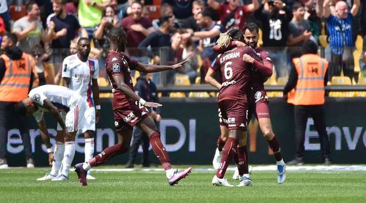 Vào! Farid Boulaya (Metz) ghi bàn với một cú sút tuyệt vời vào góc cao bên phải sau khi được giải thoát trong vòng cấm bởi một đường chuyền bổng xuất sắc từ Papa Yade. Tỉ số bây giờ là 3:2.