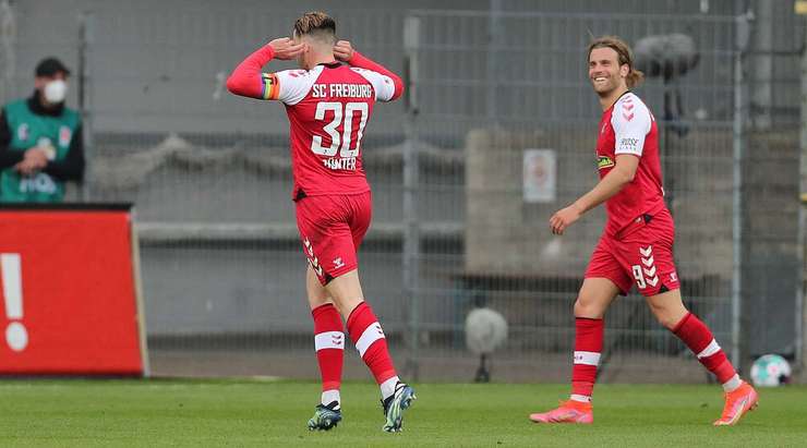 Vào! Christian Gunter (Freiburg) nhận đường chuyền từ đồng đội và anh không hề do dự tung một cú sút không thể cản phá vào sát phía trong cột dọc bên phải.