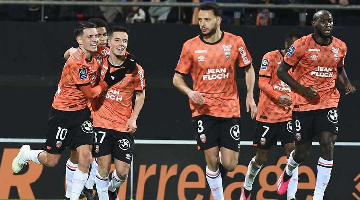 Theo Le Bris (Lorient) khống chế gọn gàng một đường chuyền như đặt của đồng đội và tung cú dứt điểm mạnh mẽ vào góc cao bên phải khung thành!
