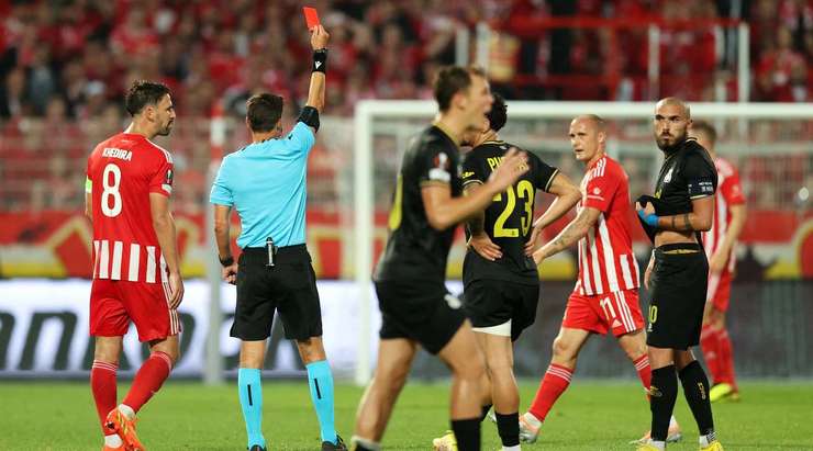 Trọng tài thổi còi sau khi Sven Michel (Union Berlin) đã quá máu lửa trong pha tranh chấp của mình.