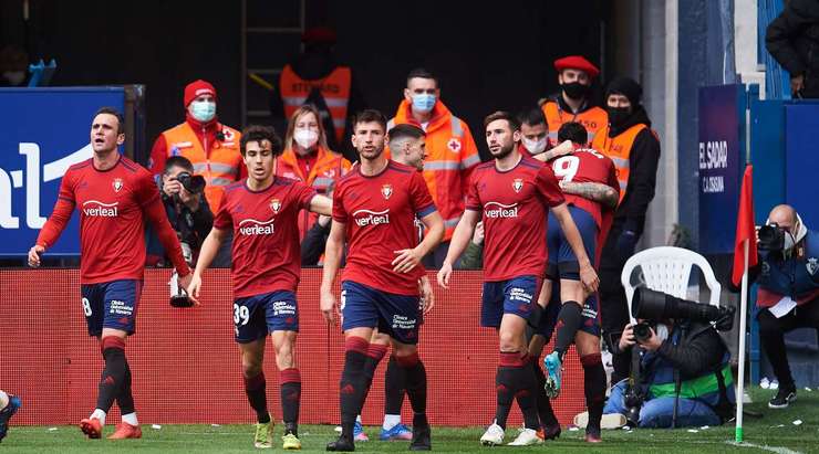 Chimy Avila (Osasuna) bật cao và đánh bại thủ môn đối phương với một cú đánh đầu hoàn hảo. Bóng đi rất hiểm hóc vào góc thấp bên trái khung thành.