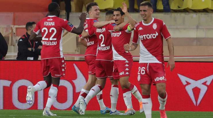 Vào! Aleksandr Golovin (Monaco) đã có mặt đúng lúc đúng chỗ để lấy bóng bật ra trong vòng cấm, và anh ấy sút bóng đi chìm vào phía trong cột dọc bên trái. Tỉ số là 1:0.