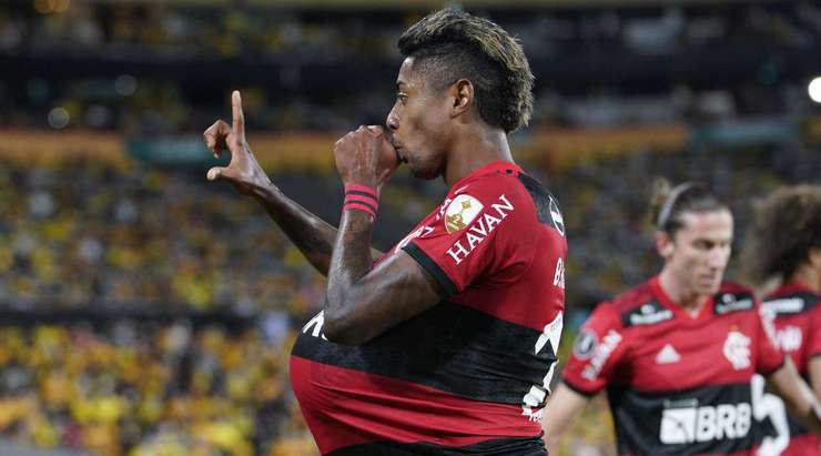 Bruno Henrique (Flamengo RJ) liên tiếp đi bóng lắt léo qua các hậu vệ đối phương và thoát xuống đối mặt với thủ môn. Cầu thủ này làm một động tác giả khiến thủ môn mất thăng bằng, trước khi nhẹ nhàng đưa bóng vào lưới.