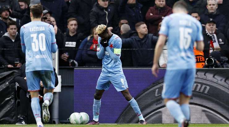 Vào! Peter Olayinka (Slavia Prague) sút bóng bật ra vào chính giữa khung thành sau khi bóng đến chỗ anh ấy trong vòng cấm. Tỉ số là 1:1.